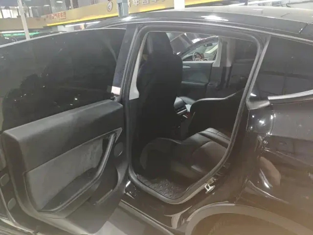Tesla Model Y — Фото автомобиля 12