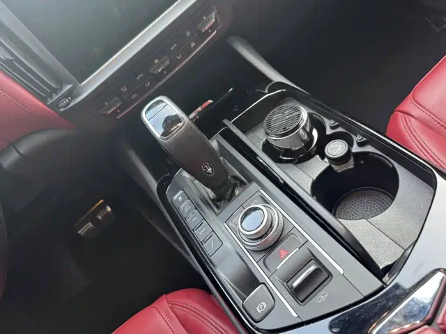 Maserati Levante — Фото автомобиля 10