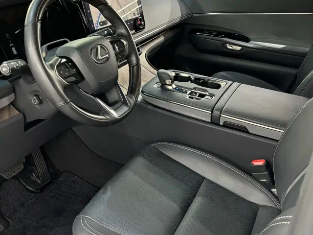 Lexus LM — Фото автомобиля 8