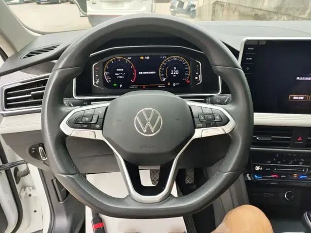 Volkswagen Tiguan L — Фото автомобиля 10