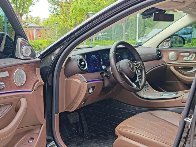 Mercedes-Benz E-Class — Фото автомобиля 6