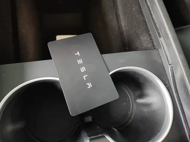 Tesla Model Y — Фото автомобиля 8