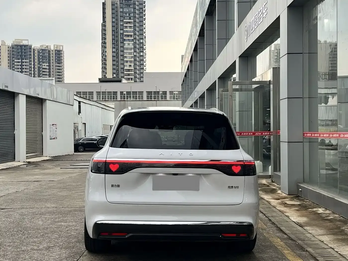 AITO Wenjie AITO M8 2025 Extended Range Ultra 53.4kWh 6-Seater — Фото автомобиля 4