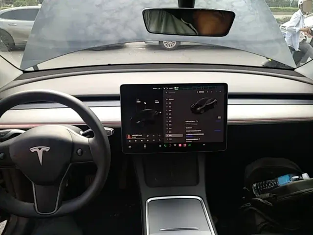 Tesla Model Y — Фото автомобиля 9
