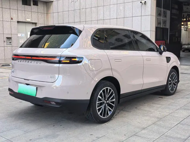 Leapmotor B10 — Фото автомобиля 5