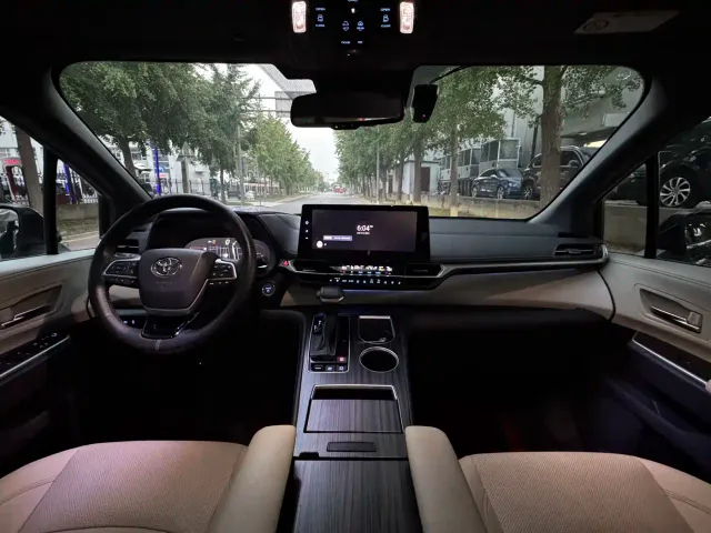 Toyota Sienna — Фото автомобиля 13