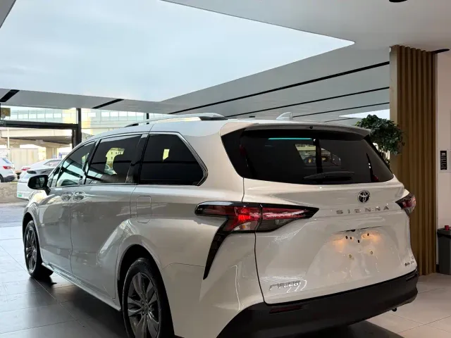 Toyota Sienna — Фото автомобиля 4