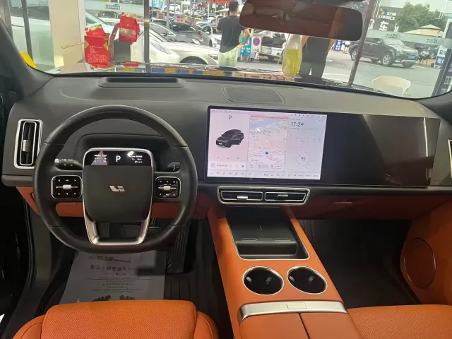 Li Auto L8 — Фото автомобиля 7