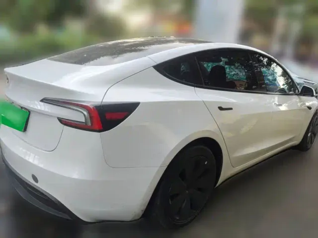 Tesla Model 3 — Фото автомобиля 4
