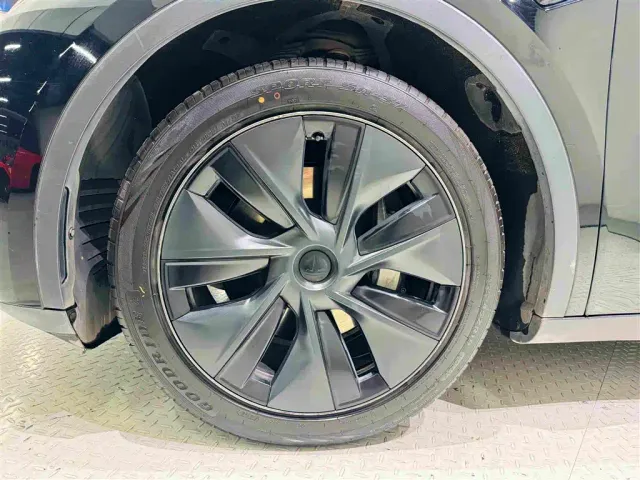 Tesla Model Y — Фото автомобиля 9