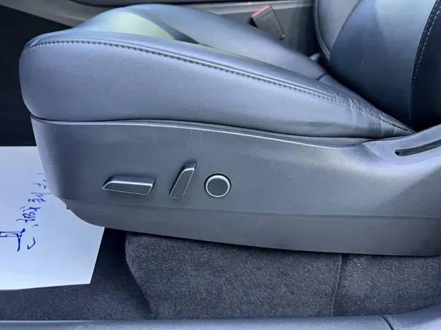 Tesla Model Y — Фото автомобиля 18
