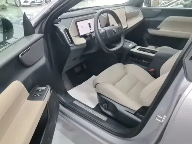 Volvo XC70 Plug-in Hybrid — Фото автомобиля 15