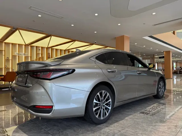 Lexus ES — Фото автомобиля 8