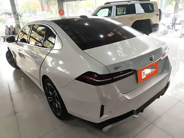 BMW 5 Series — Фото автомобиля 5