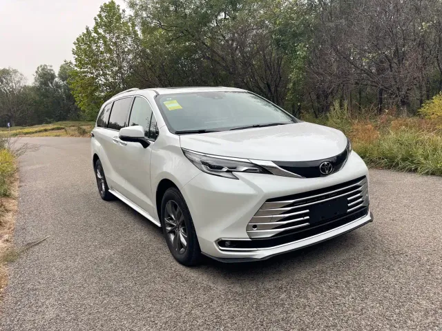 Toyota Sienna — Фото автомобиля 3