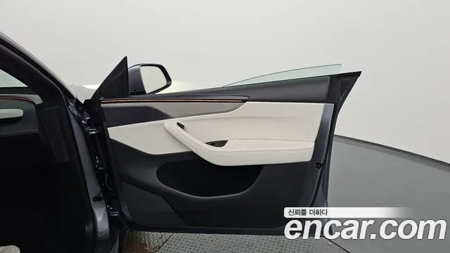 Tesla Model Y — Фото автомобиля 13