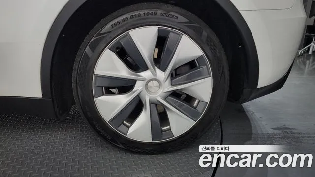 Tesla Model Y — Фото автомобиля 21