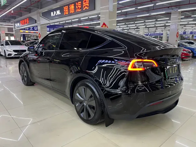 Tesla Model Y — Фото автомобиля 14