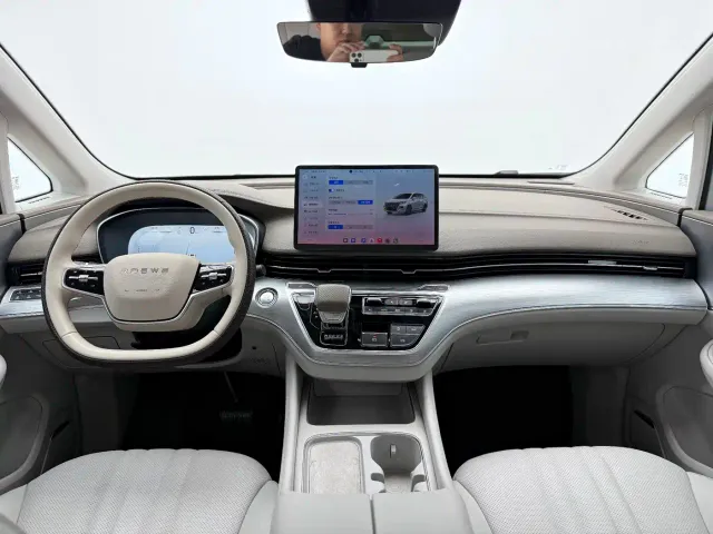Roewe iMAX8 — Фото автомобиля 10