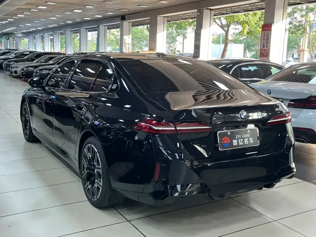 BMW 5 Series — Фото автомобиля 4