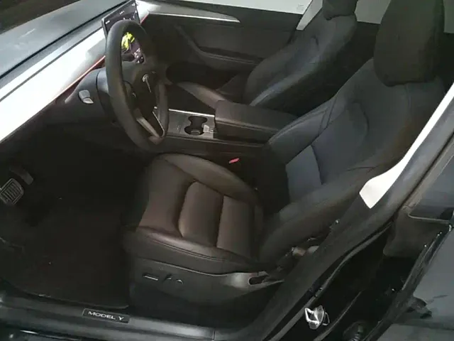 Tesla Model Y — Фото автомобиля 14