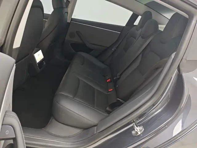 Tesla Model 3 — Фото автомобиля 16