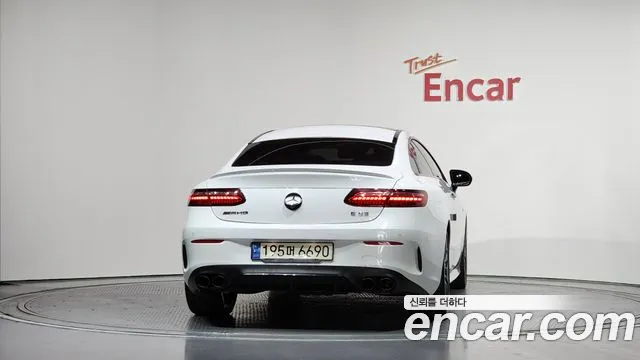 Mercedes-Benz E-Class — Фото автомобиля 4
