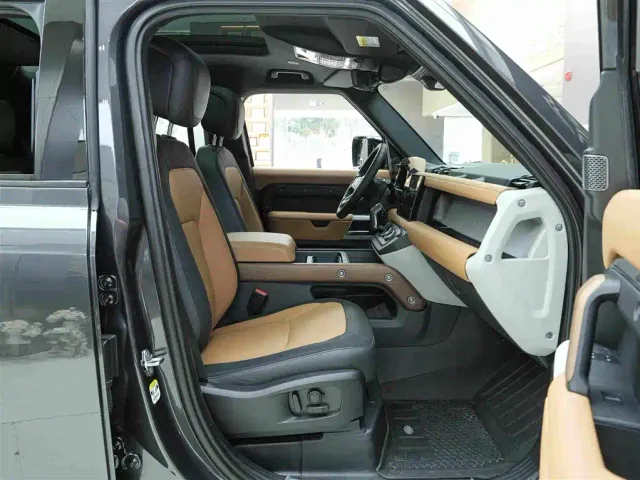 Land Rover Defender — Фото автомобиля 12