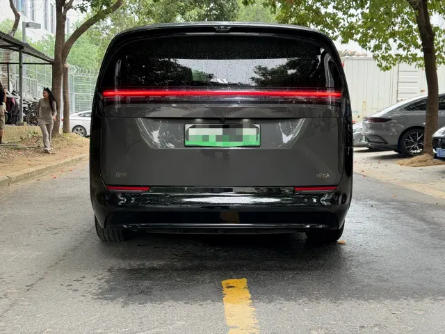 Li Auto MEGA — Фото автомобиля 17