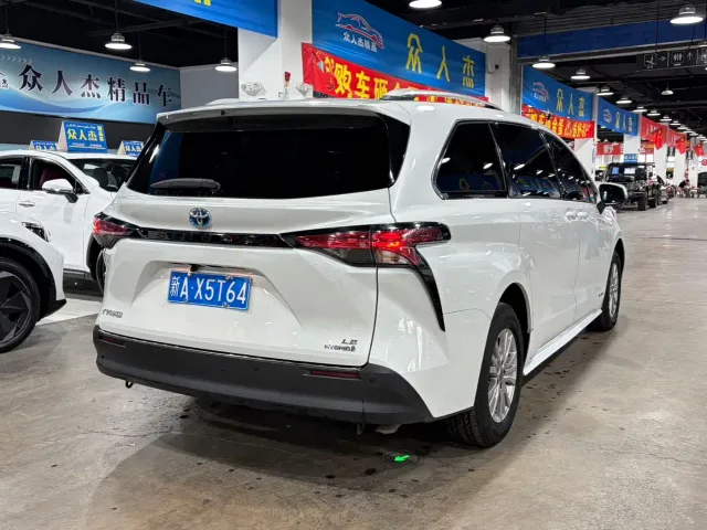 Toyota Sienna — Фото автомобиля 9