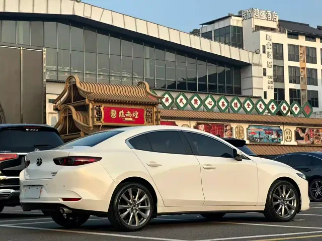 Mazda Axela — Фото автомобиля 14