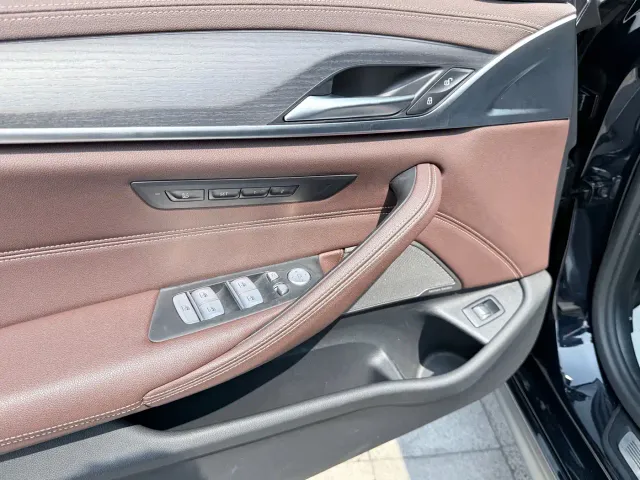 BMW 5 Series — Фото автомобиля 12