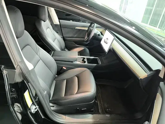 Tesla Model 3 — Фото автомобиля 24