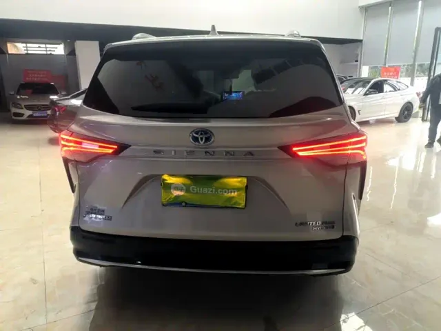 Toyota Sienna — Фото автомобиля 5
