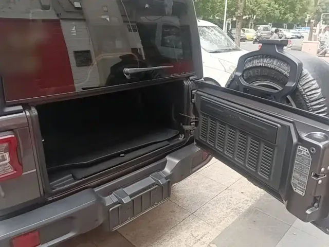 Jeep Wrangler — Фото автомобиля 18
