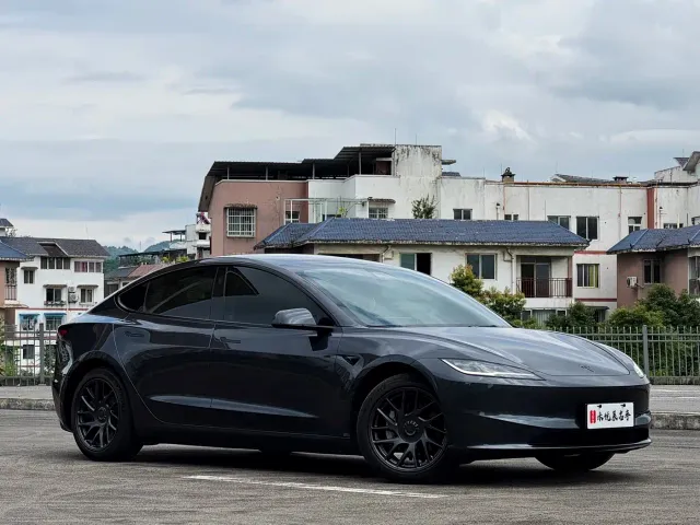 Tesla Model 3 — Фото автомобиля 3