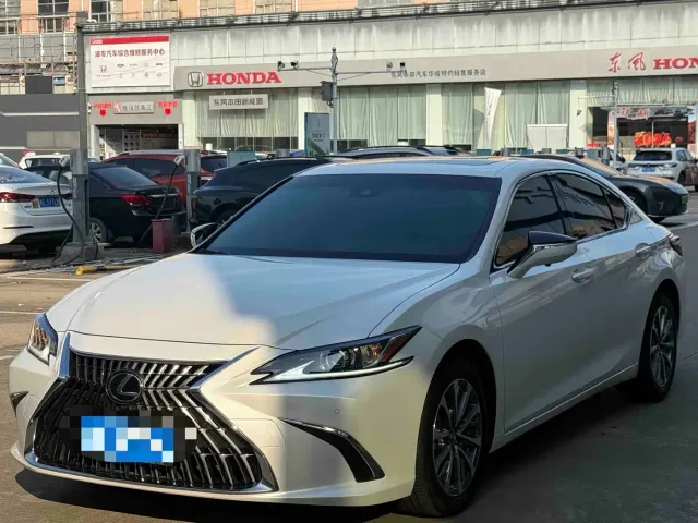 Lexus ES — Фото автомобиля 3