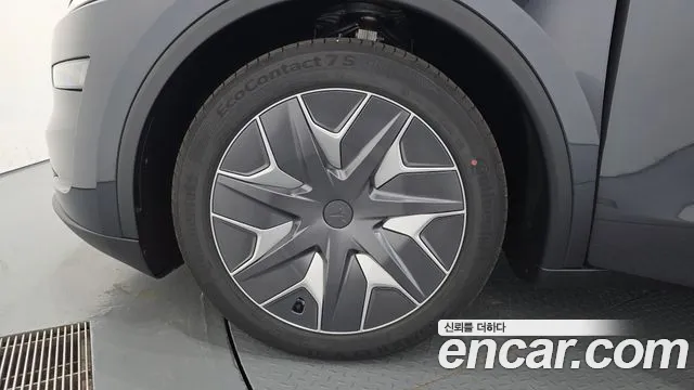 Tesla Model Y — Фото автомобиля 5