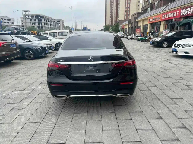 Mercedes-Benz E-Class — Фото автомобиля 4