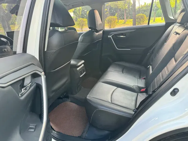 Toyota RAV4 — Фото автомобиля 10