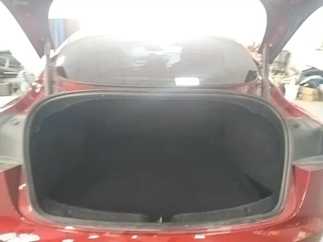 Tesla Model 3 — Фото автомобиля 18
