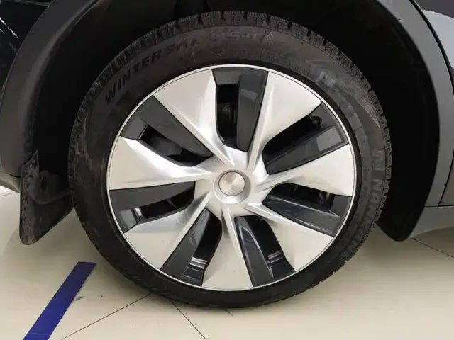 Tesla Model Y — Фото автомобиля 6