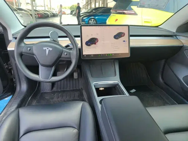 Tesla Model 3 — Фото автомобиля 9