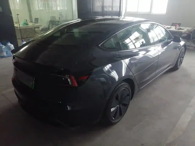 Tesla Model 3 — Фото автомобиля 6