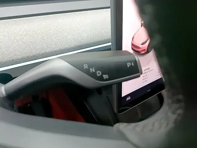Tesla Model Y — Фото автомобиля 13