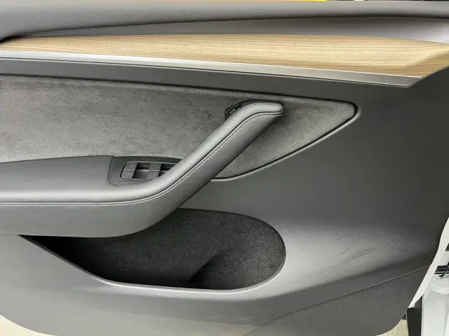 Tesla Model Y — Фото автомобиля 17