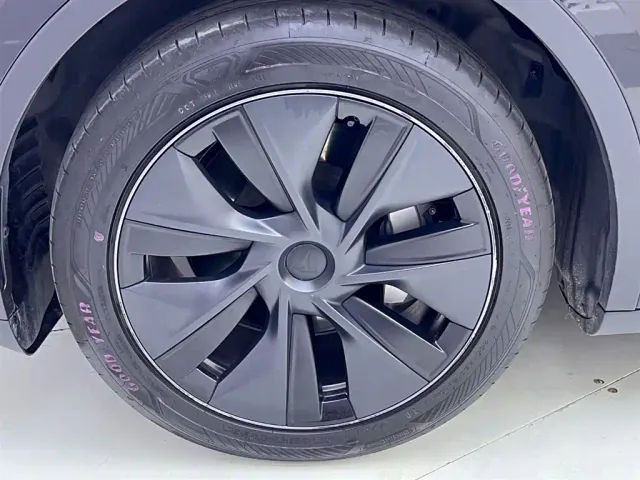 Tesla Model Y — Фото автомобиля 11