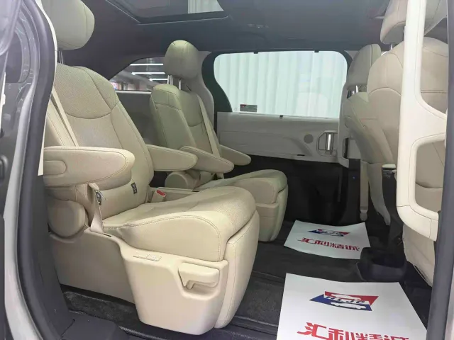 Toyota Sienna — Фото автомобиля 14