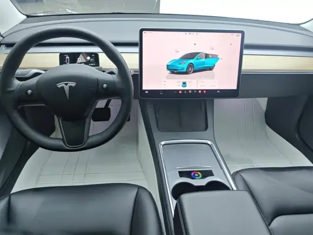 Tesla Model 3 — Фото автомобиля 12