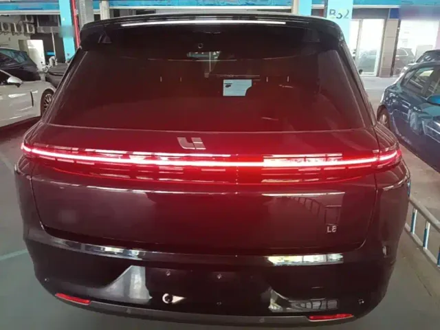 Li Auto L8 — Фото автомобиля 5